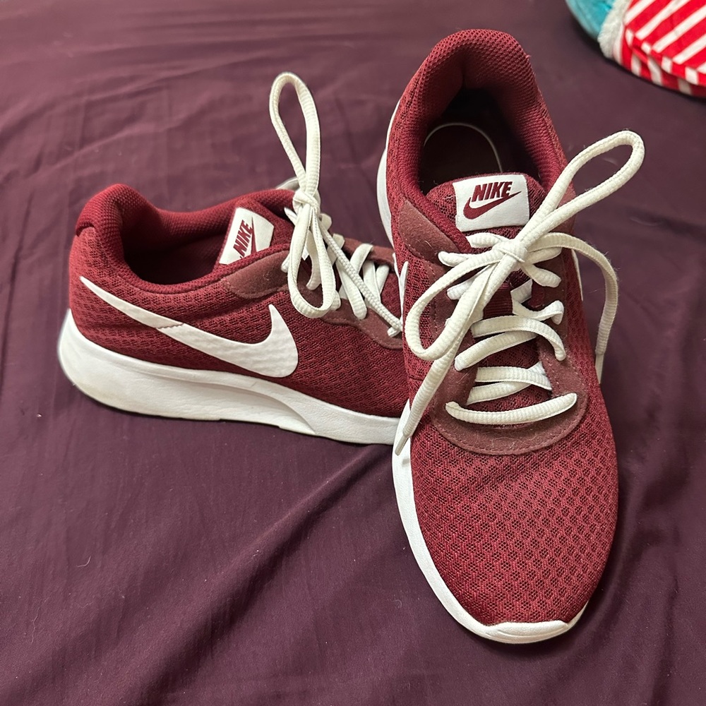 Nike Tanjun Women's running shoes Red burgundy